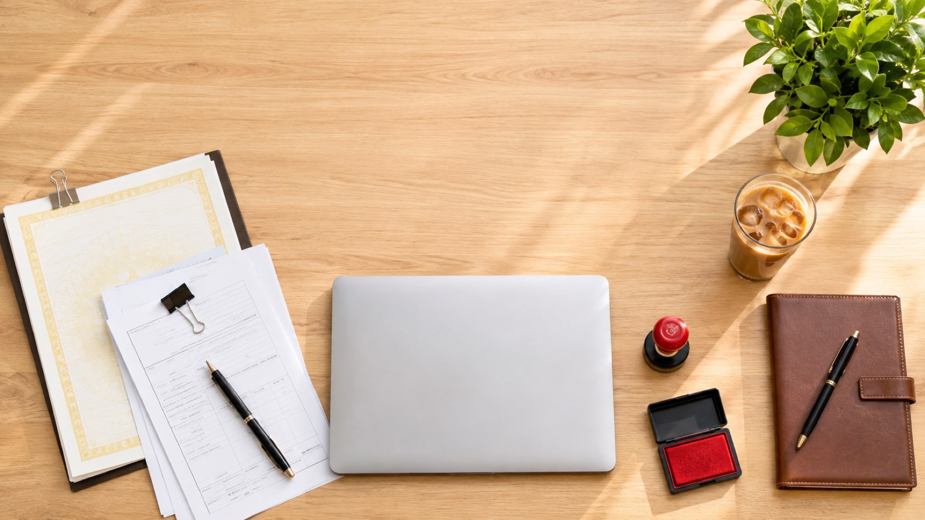 Mặt bàn ngày tốt nghiệp: giấy chứng nhận, hồ sơ đăng ký, con dấu công ty, laptop và sổ tay