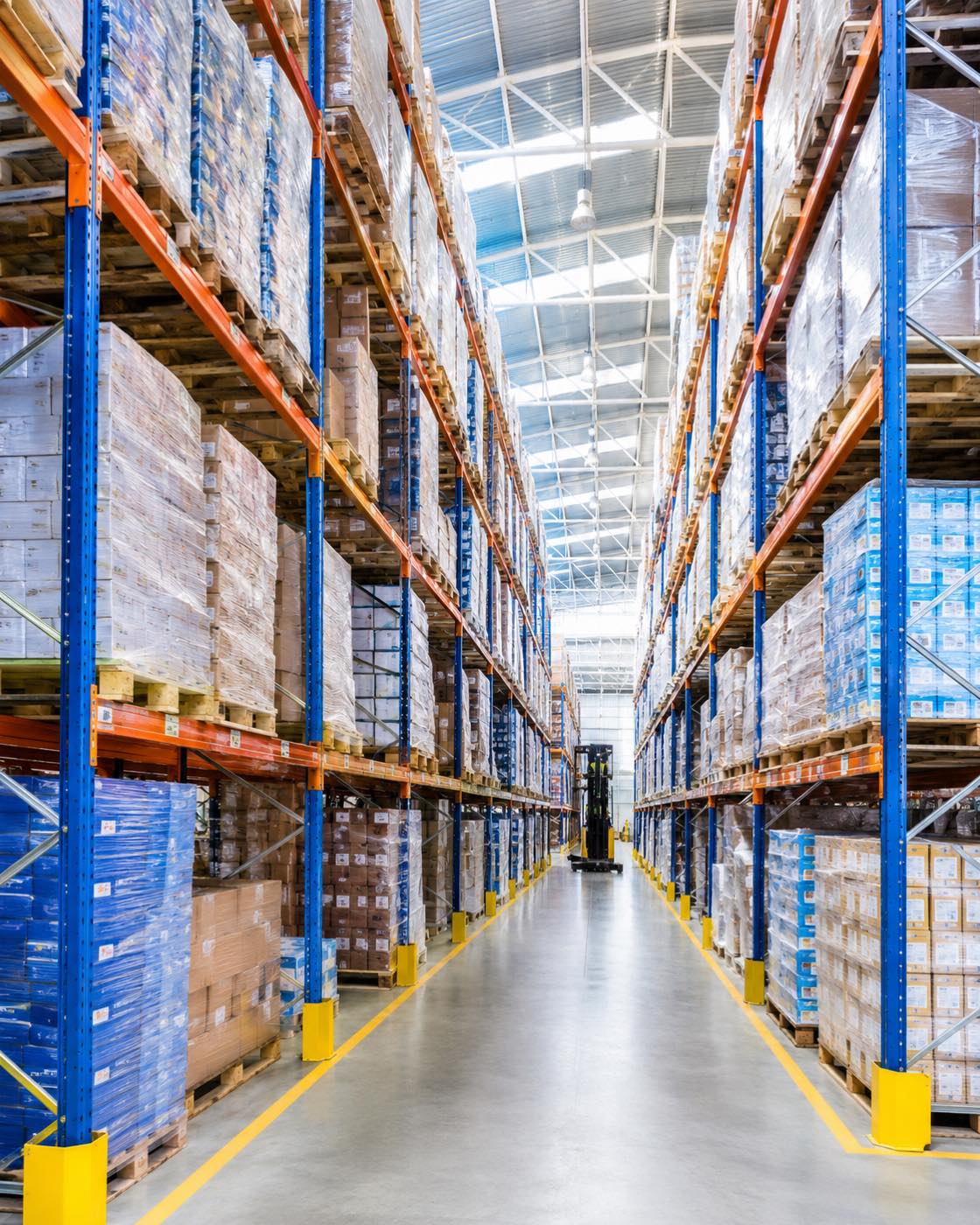Lối đi giữa hai dãy kệ pallet cao trong kho hàng