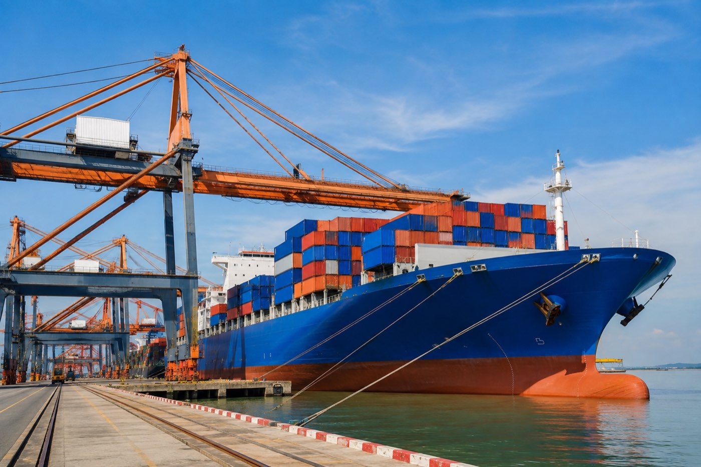 Tàu container cập cầu cảng, cẩu bờ đang làm hàng
